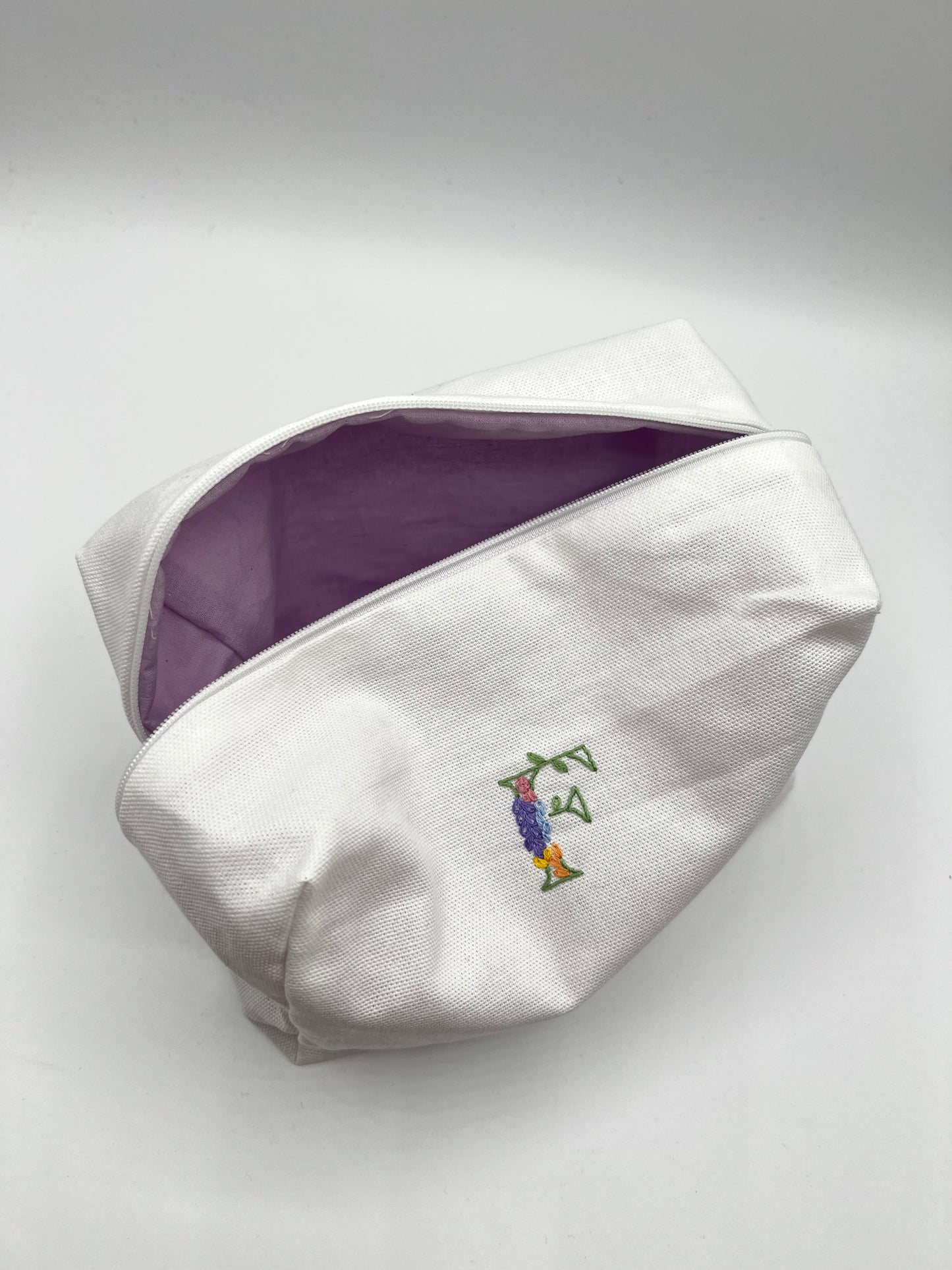 Trousse à initiale brodée F