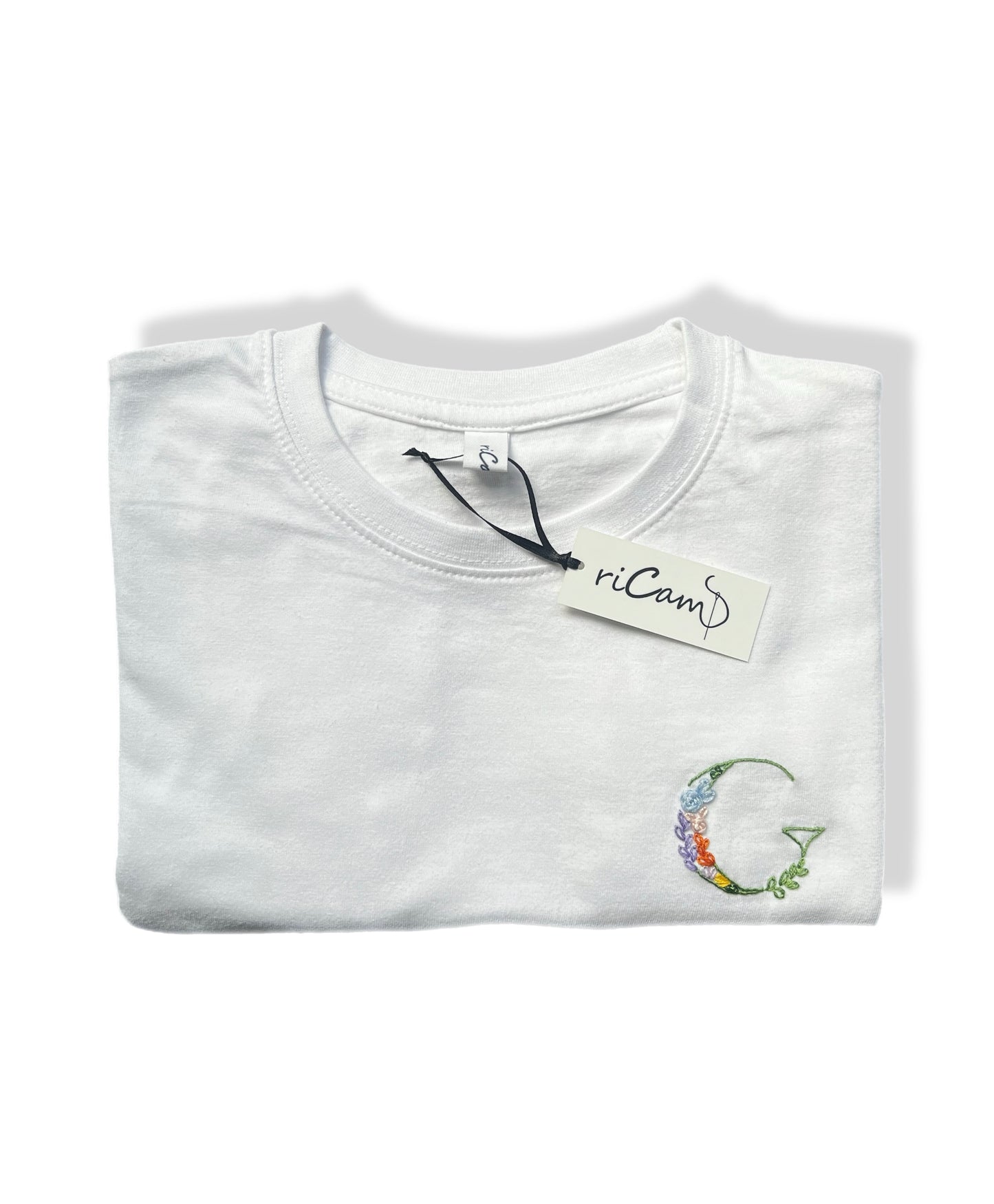 T-shirt con iniziale ricamata